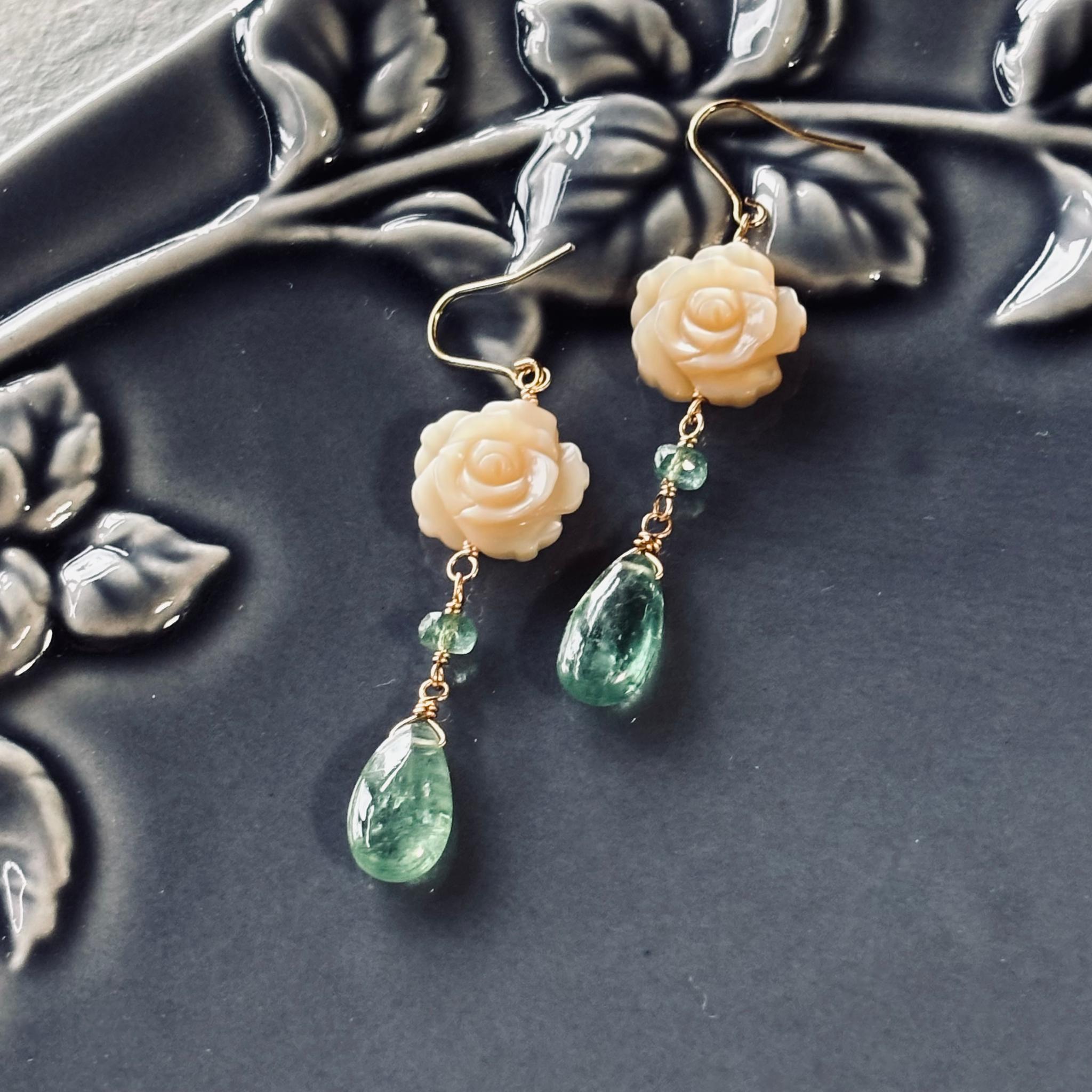 グリーンカイヤナイトとバラのピアス/14kgf1枚目の画像
