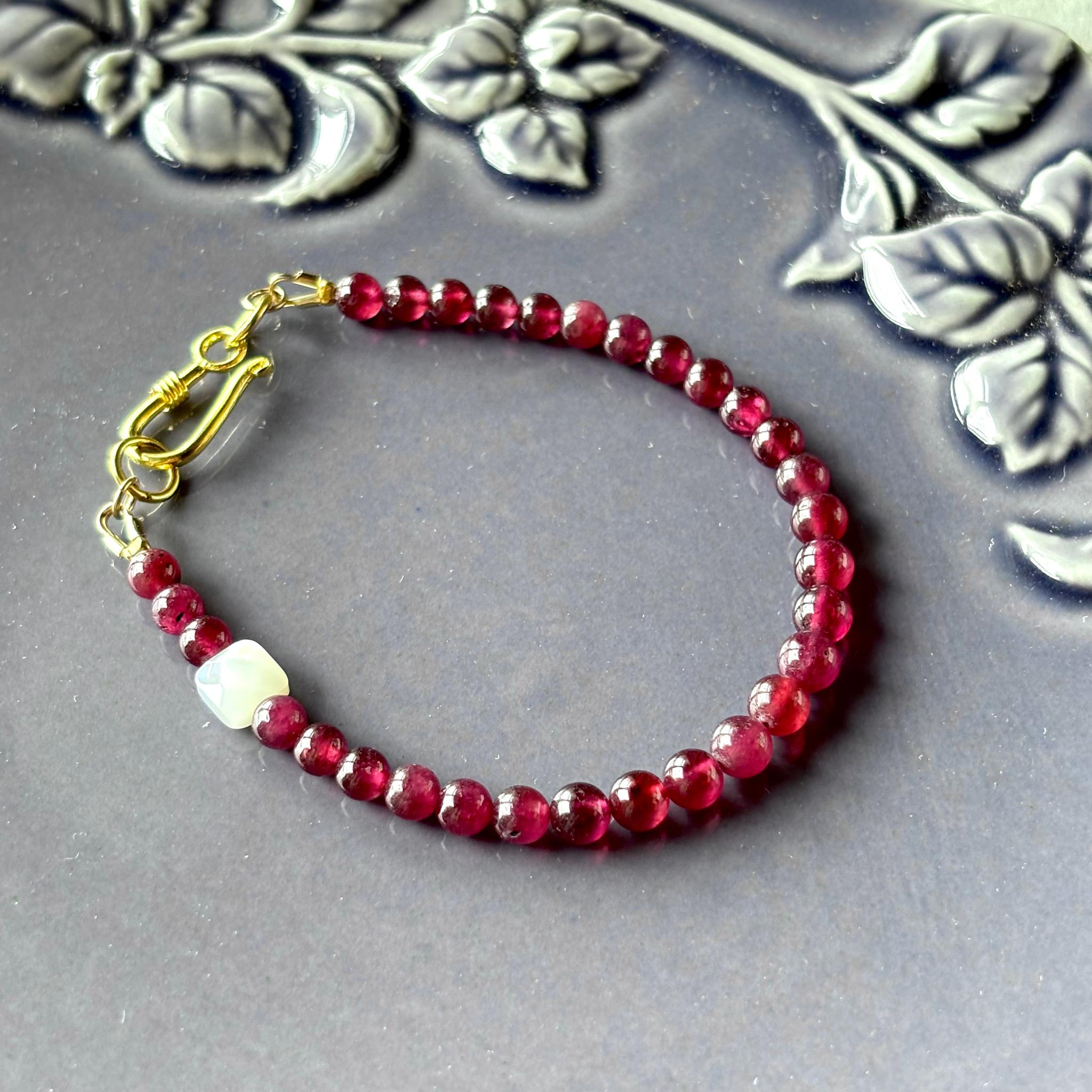 丸玉ルビーのブレスレット/18kgp1枚目の画像