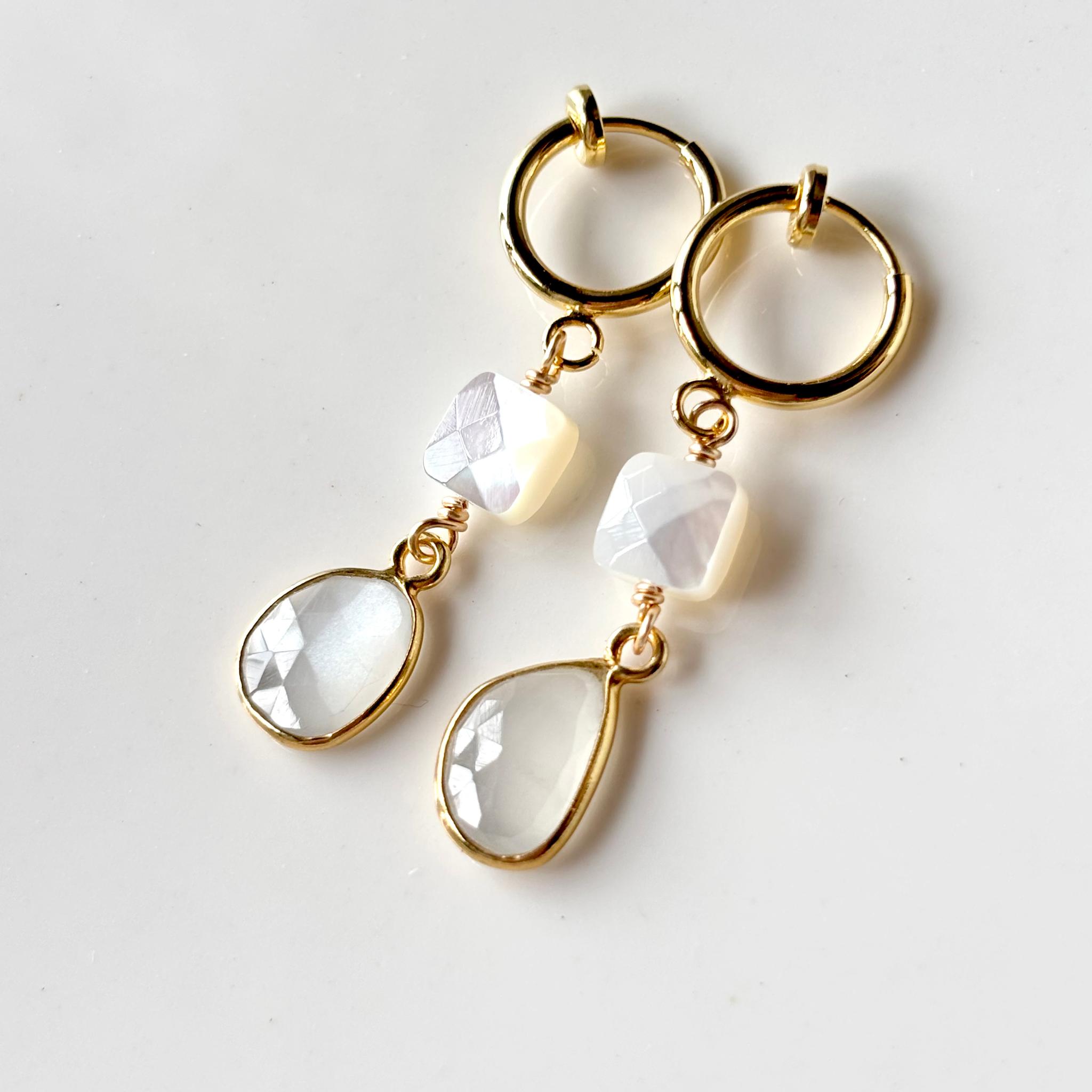 シェルとホワイトムーンストーンのフープイヤリング1枚目の画像