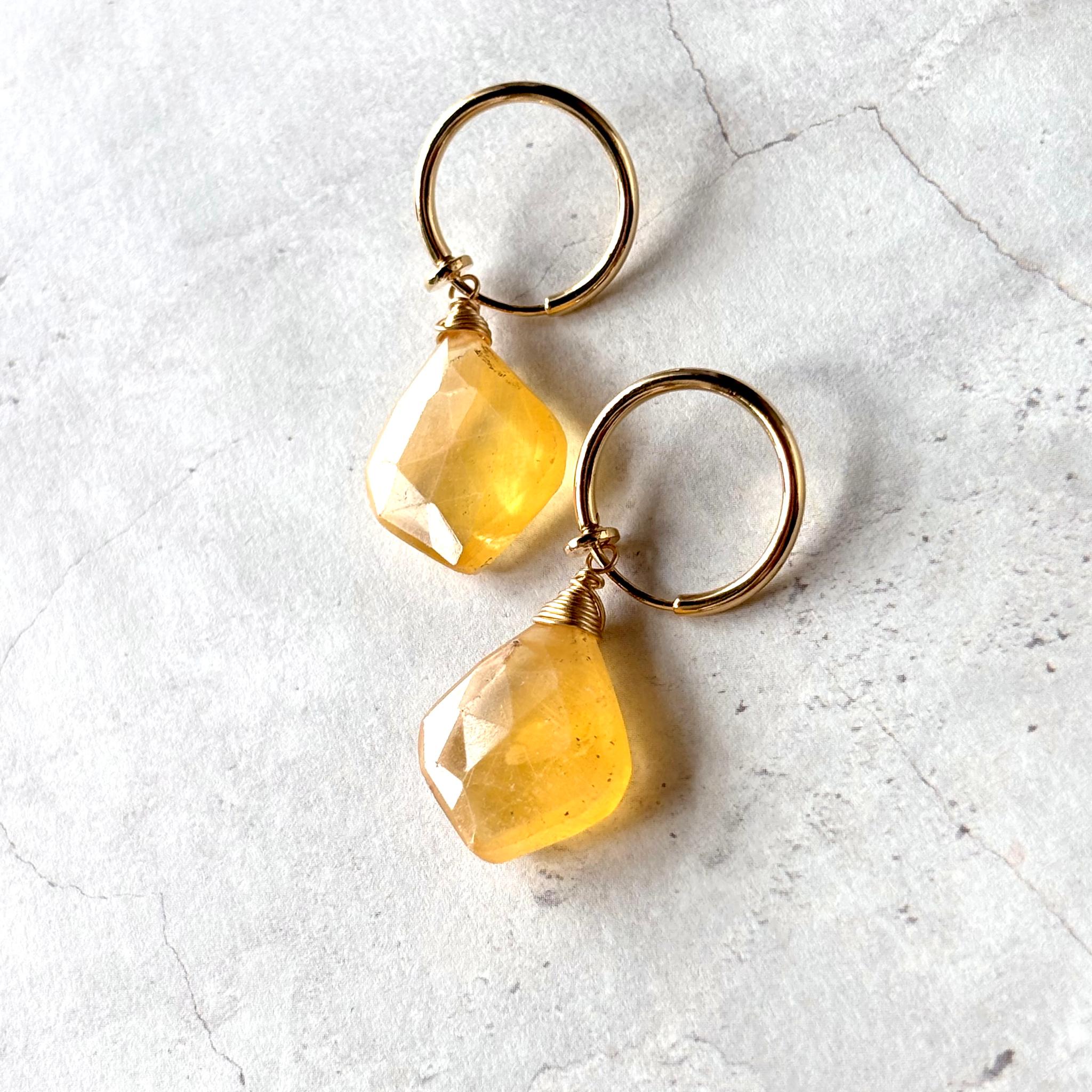 イエローオパールのフープイヤリング1枚目の画像