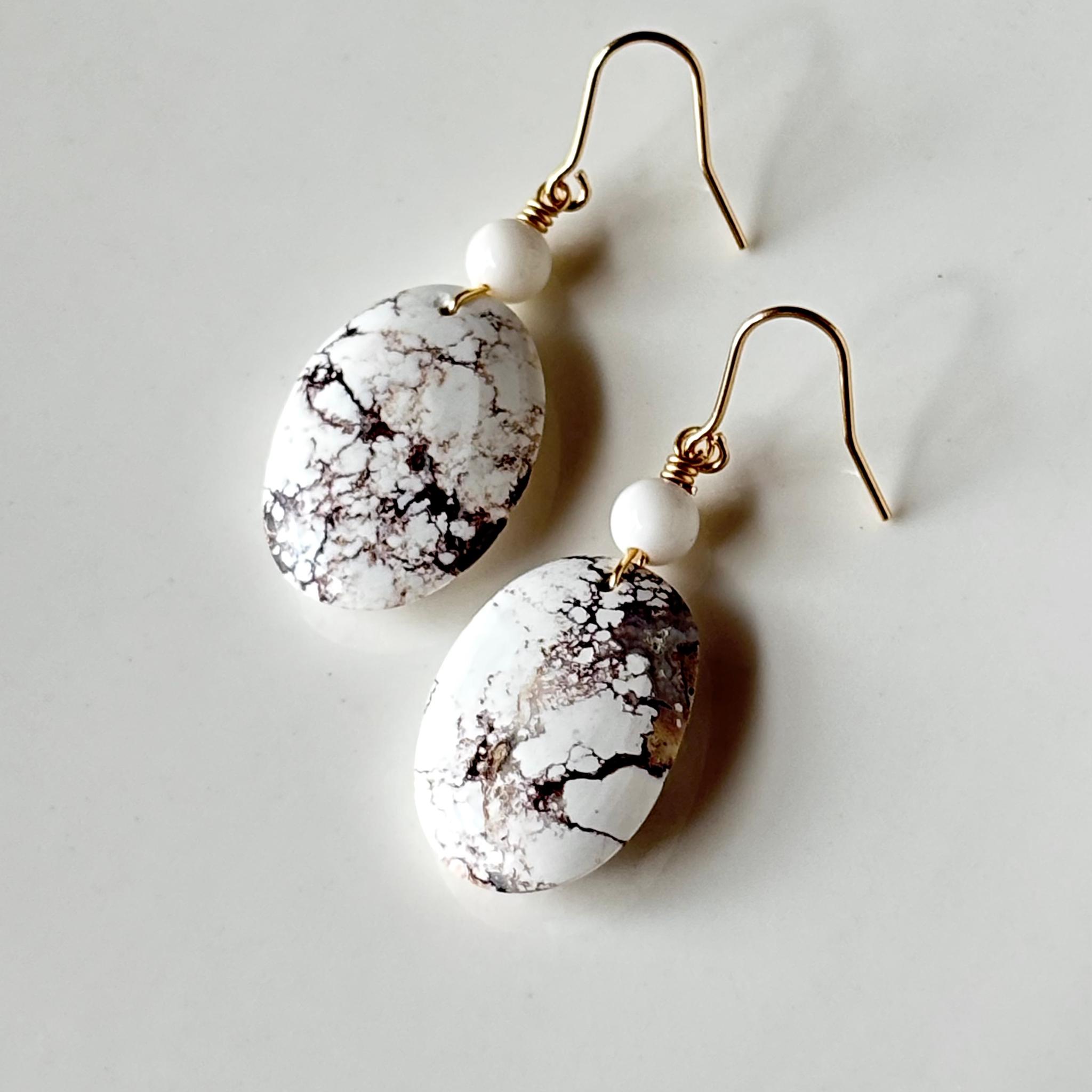 ワイルドホースアゲートの白いピアス/14kgf1枚目の画像