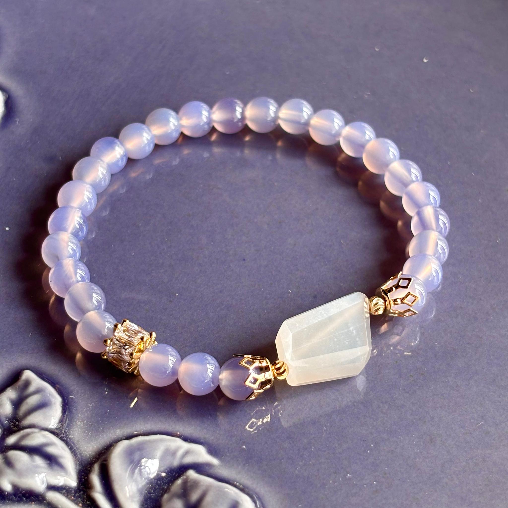 パープルカルセドニーとホワイトムーンストーンのブレスレット1枚目の画像